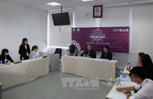 Các đội tham gia dự thi Phiên tòa giả định. Ảnh: Phương Vy- TTXVN