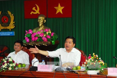 Bí thư Thành ủy Đinh La Thăng phát biểu tại buổi làm việc. Ảnh: Mạnh Linh-TTXVN Bí thư Thành ủy Đinh La Thăng phát biểu tại buổi làm việc. Ảnh: Mạnh Linh-TTXVN