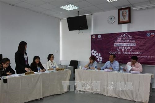 Các đội tham gia dự thi Phiên tòa giả định. Ảnh: Phương Vy- TTXVN