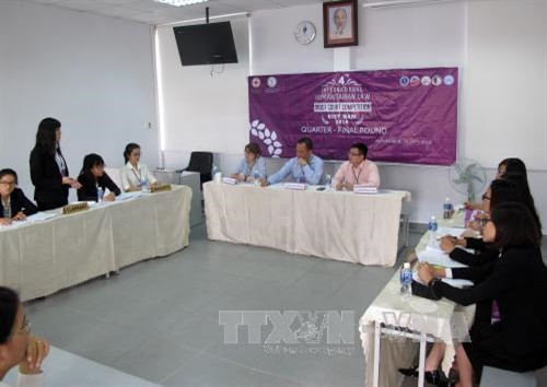 Các đội tham gia dự thi Phiên tòa giả định. Ảnh: Phương Vy- TTXVN