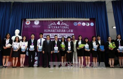 Các đội tham gia dự thi Phiên tòa giả định. Ảnh: Phương Vy- TTXVN