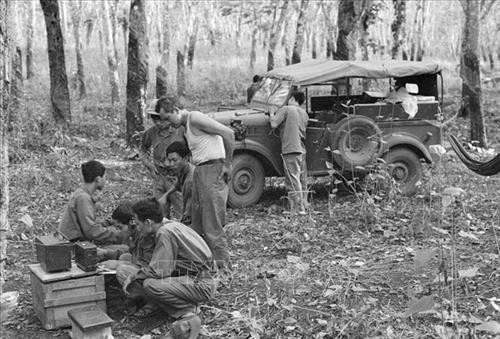 Tổ phóng viên mũi nhọn của Việt Nam Thông tấn xã đưa tin, ảnh về Chiến dịch Hồ Chí Minh, tháng 4/1975. Ảnh tư liệu: TTXVN Tổ phóng viên mũi nhọn của Việt Nam Thông tấn xã đưa tin, ảnh về Chiến dịch Hồ Chí Minh, tháng 4/1975. Ảnh tư liệu: TTXVN
