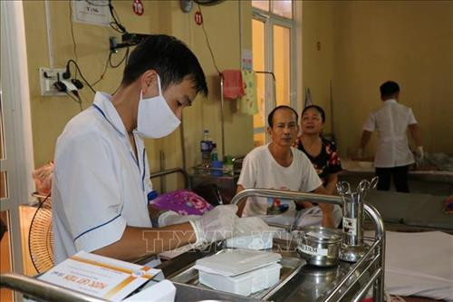 Điều dưỡng phát thuốc cho bênh nhân điều trị bệnh tại Trung tâm y tế huyện Trấn Yên, Yên Bái. Ảnh: Ngọc Anh-TTXVN