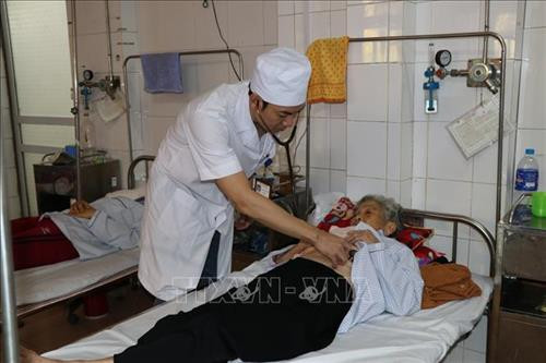 Bác sĩ khám cho bệnh nhân tại Trung tâm y tế huyện Trấn Yên, Yên Bái. Ảnh: Ngọc Anh-TTXVN