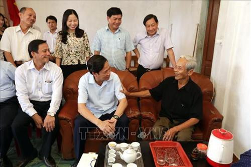 Bộ trưởng Lao động, Thương binh và Xã hội Đào Ngọc Dung thăm, tặng quà thương binh Trần Công Chức (sinh năm 1934) tại Tiểu khu 4, thị trấn Ái Tử, huyện Triệu Phong, tỉnh Quảng Trị. Ảnh: Anh Tuấn - TTXVN Bộ trưởng Lao động, Thương binh và Xã hội Đào Ngọc Dung thăm, tặng quà thương binh Trần Công Chức (sinh năm 1934) tại Tiểu khu 4, thị trấn Ái Tử, huyện Triệu Phong, tỉnh Quảng Trị. Ảnh: Anh Tuấn - TTXVN