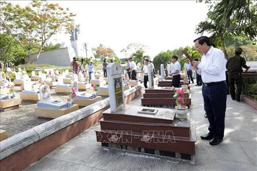 Bộ trưởng Lao động, Thương binh và Xã hội Đào Ngọc Dung viếng mộ liệt sỹ tại Nghĩa trang Liệt sỹ Quốc gia Đường 9. Ảnh: Anh Tuấn – TTXVN Bộ trưởng Lao động, Thương binh và Xã hội Đào Ngọc Dung viếng mộ liệt sỹ tại Nghĩa trang Liệt sỹ Quốc gia Đường 9. Ảnh: Anh Tuấn – TTXVN
