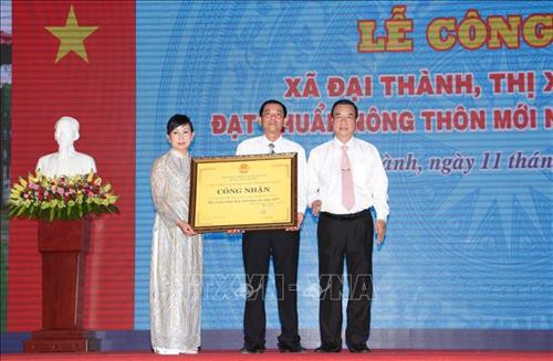 Đại diện xã Đại Thành nhận bảng công nhận đạt chuẩn nông thôn mới nâng cao. Ảnh: Hồng Thái - TTXVN Đại diện xã Đại Thành nhận bảng công nhận đạt chuẩn nông thôn mới nâng cao. Ảnh: Hồng Thái - TTXVN