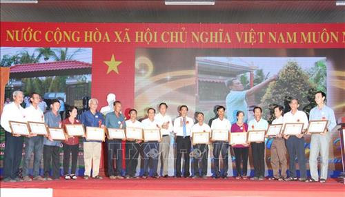 Các cá nhân nhận bằng khen của UBND tỉnh Hậu Giang. Ảnh: Hồng Thái - TTXVN Các cá nhân nhận bằng khen của UBND tỉnh Hậu Giang. Ảnh: Hồng Thái - TTXVN