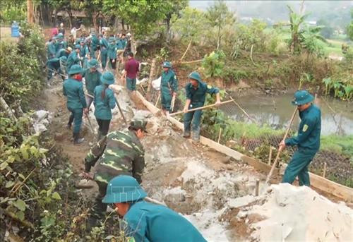 Cán bộ, chiến sỹ Ban Chỉ huy Quân sự huyện Sốp Cộp (Sơn La) tham gia cùng lực lượng Dân quân tự vệ và nhân dân đổ bê tông đường giao thông nông thôn trên địa bàn. Ảnh: Nguyễn Cường - TTXVN Cán bộ, chiến sỹ Ban Chỉ huy Quân sự huyện Sốp Cộp (Sơn La) tham gia cùng lực lượng Dân quân tự vệ và nhân dân đổ bê tông đường giao thông nông thôn trên địa bàn. Ảnh: Nguyễn Cường - TTXVN