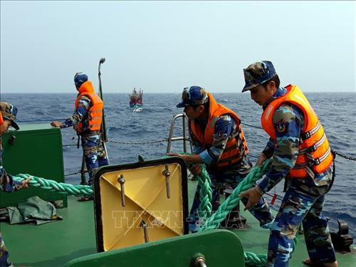 Cán bộ, chiến sĩ Hải đội 402 hỗ trợ lai dắt tàu ngư dân gặp nạn vào bờ. Ảnh: Huỳnh Thế Anh - TTXVN Cán bộ, chiến sĩ Hải đội 402 hỗ trợ lai dắt tàu ngư dân gặp nạn vào bờ. Ảnh: Huỳnh Thế Anh - TTXVN