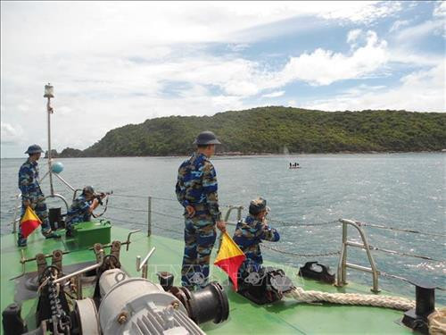 Huấn luyện bắn đạn thật trên biển. Ảnh: Huỳnh Thế Anh - TTXVN Huấn luyện bắn đạn thật trên biển. Ảnh: Huỳnh Thế Anh - TTXVN