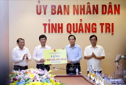 Bộ trưởng Đào Ngọc Dung trao quà cho tỉnh Quảng Trị tại buổi làm việc. Ảnh: Anh Tuấn – TTXVN Bộ trưởng Đào Ngọc Dung trao quà cho tỉnh Quảng Trị tại buổi làm việc. Ảnh: Anh Tuấn – TTXVN