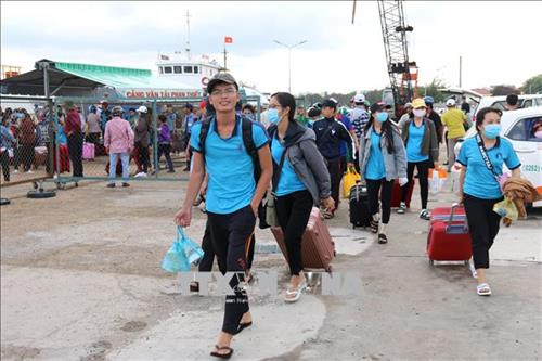 Học sinh huyện đảo Phú Quý (Bình Thuận) vào đất liền dự thi THPT quốc gia năm 2018. Ảnh : Nguyễn Văn Thanh Học sinh huyện đảo Phú Quý (Bình Thuận) vào đất liền dự thi THPT quốc gia năm 2018. Ảnh : Nguyễn Văn Thanh