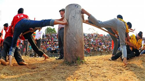 Kéo co ngồi là một trò trình diễn nghi lễ trong hội làng tại đền Quán Thánh, phường Thạch Bàn, quận Long Biên, thành phố Hà Nội Chạy thi lấy nước nấu cơm cùng với chạy cờ, kéo mỏ và vật thờ là 4 trò trình diễn luôn được thực hành mang tính nghi lễ trong hội đền Vua Bà ở Sóc Sơn. Một trận đấu kéo mỏ rất quyết liệt với sự chứng kiến của đông đảo khán giả Kéo song là món ăn tinh thần không thể thiếu của người dân 3 làng Hương Canh, Ngọc Canh và Tiên Canh tỉnh Vĩnh Phúc mỗi khi xuân về. Chân dung các song thủ trong một trận kéo song, họ luôn cống hiến hết sức vì màu cờ sắc áo. Các song thủ đứng hàng đầu ở các đội thường có sức khỏe rất tốt, đạp chân vào cột để giữ thăng bằng và để tăng thêm lực Sợi song bị ghìm, bị kéo qua kéo lại sát lỗ cột đến mức nóng bỏng bốc khói. Do bàn tay bàn chân luôn va chạm vào cột và sợi dây song nên thương tích là điều không tránh khỏi Trận đấu đầy kịch tính diễn ra tại huyện Bắc Hà tỉnh Lào Cai của 2 đội nữ người dân tộc Tày và dân tộc Dao. Các bé thiếu nhi luôn nhiệt tình và rất hứng khởi với trò chơi kéo co ở tỉnh Phú Thọ. Các đồng chí bộ đội tỉnh Đắk Lắk đang tung hết sức mình cùng với bà con trong trận chung kết kéo co Niềm vui của đội kéo co Mạn Đường khi chiến thắng