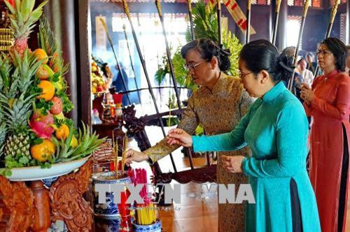 Lãnh đạo Thành phố Hồ Chí Minh cùng đông đảo tầng lớp nhân dân thực hiện nghi thức dâng cúng bánh tét Quốc tổ Hùng Vương và dâng hương Đức Lễ Thành Hầu Nguyễn Hữu Cảnh. Ảnh : Thế Anh-TTXVN Lãnh đạo Thành phố Hồ Chí Minh cùng đông đảo tầng lớp nhân dân thực hiện nghi thức dâng cúng bánh tét Quốc tổ Hùng Vương và dâng hương Đức Lễ Thành Hầu Nguyễn Hữu Cảnh. Ảnh : Thế Anh-TTXVN