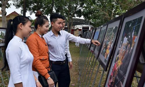 Người dân đến xem triển lãm. Ảnh: Quang Thái - TTXVN Người dân đến xem triển lãm. Ảnh: Quang Thái - TTXVN