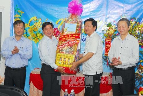 Bí thư Thành ủy Đinh La Thăng chúc Tết cán bộ, nhân viên Ga đường sắt Sài Gòn. Ảnh: Mạnh Linh-TTXVN