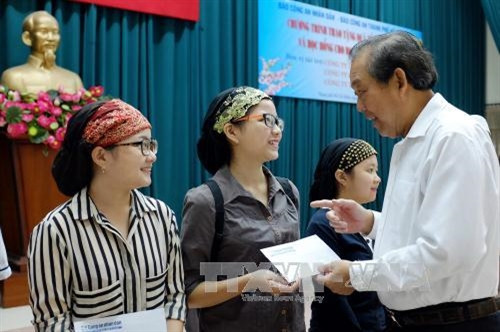 Phó Thủ tướng thường trực Trương Hòa Bình trao các suất học bổng cho con em đồng bào người Chăm trên địa thành phố. Ảnh : Thế Anh-TTXVN Phó Thủ tướng thường trực Trương Hòa Bình trao các suất học bổng cho con em đồng bào người Chăm trên địa thành phố. Ảnh : Thế Anh-TTXVN