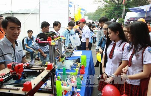 Học sinh tham quan các gian hàng giới thiệu các ngành học của Đại học Bách Khoa TPHCM. Ảnh: Phương Vy-TTXVN. Học sinh tham quan các gian hàng giới thiệu các ngành học của Đại học Bách Khoa TPHCM. Ảnh: Phương Vy-TTXVN.