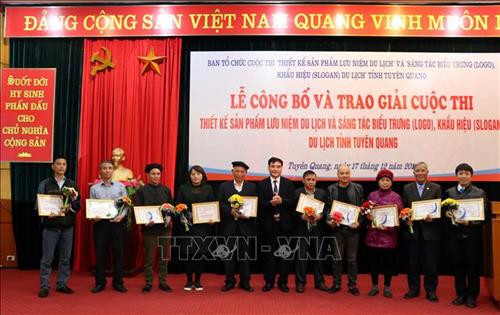 Trao thưởng cho các tác giả đạt giải. Ảnh Quang Đán – TTXVN Trao thưởng cho các tác giả đạt giải. Ảnh Quang Đán – TTXVN