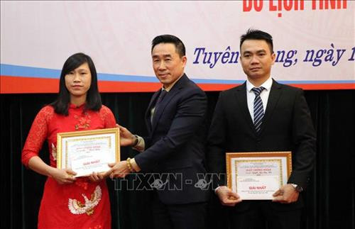 Ông Nguyễn Hải Anh, Phó Chủ tịch UBND tỉnh Tuyên Quang trao giải cho các tác giải đạt giải Nhất cuộc thi. Ảnh Quang Đán – TTXVN Ông Nguyễn Hải Anh, Phó Chủ tịch UBND tỉnh Tuyên Quang trao giải cho các tác giải đạt giải Nhất cuộc thi. Ảnh Quang Đán – TTXVN