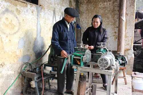 Nghề chạm bạc truyền thống của người Mông ở Lao Xa ảnh 4