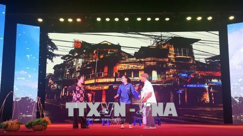 Tiểu phẩm "Chỗ của ai" do gia đình bà Vũ Hiền Dung, phường Nghĩa Tân, quận Cầu Giấy biểu diễn. Ảnh: Đinh Thuận - TTXVN