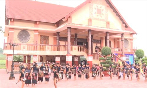 Đội chiêng thanh-thiếu niên Nhà lưu niệm Anh hùng Núp. Đội chiêng thanh-thiếu niên Nhà lưu niệm Anh hùng Núp.