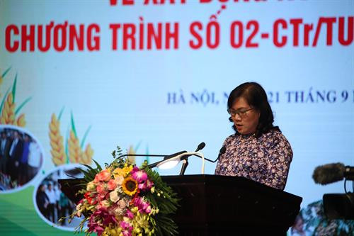 Tại Hội nghị, ông Nguyễn Ngọc Thuần, Phó Chủ tịch Ủy ban Nhân dân huyện Gia Lâm - một trong 6 huyện nông thôn mới của Hà Nội phát biểu tham luận về "Xây dựng nông thôn mới gắn với đô thị hóa; Bảo tồn, phát huy các làng nghề truyền thống trên địa bàn huyện Gia Lâm và xây dựng làng văn hóa du lịch Bát Tràng gắn với phát triển sản phẩm OCOP (Mỗi xã một sản phẩm)". Bà Dương Thị Thu Huệ - Giám đốc Công ty TNHH xuất nhập khẩu KINOKO Thanh Cao ở xã Đốc Tín, huyện Mỹ Đức (Hà Nội) phát biểu tham luận về "Đầu tư ứng dụng công nghệ cao trong sản xuất nông nghiệp phục vụ xây dựng nông thôn mới". Ông Phạm Đình Thiện ở thôn 1, xã Lại Yên, huyện Hoài Đức (Hà Nội) phát biểu tham luận tại Hội nghị với chủ đề: "Phát huy vai trò người dân là chủ thể xây dựng nông thôn mới".