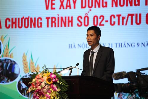 Tại Hội nghị, ông Nguyễn Ngọc Thuần, Phó Chủ tịch Ủy ban Nhân dân huyện Gia Lâm - một trong 6 huyện nông thôn mới của Hà Nội phát biểu tham luận về "Xây dựng nông thôn mới gắn với đô thị hóa; Bảo tồn, phát huy các làng nghề truyền thống trên địa bàn huyện Gia Lâm và xây dựng làng văn hóa du lịch Bát Tràng gắn với phát triển sản phẩm OCOP (Mỗi xã một sản phẩm)". Bà Dương Thị Thu Huệ - Giám đốc Công ty TNHH xuất nhập khẩu KINOKO Thanh Cao ở xã Đốc Tín, huyện Mỹ Đức (Hà Nội) phát biểu tham luận về "Đầu tư ứng dụng công nghệ cao trong sản xuất nông nghiệp phục vụ xây dựng nông thôn mới". Ông Phạm Đình Thiện ở thôn 1, xã Lại Yên, huyện Hoài Đức (Hà Nội) phát biểu tham luận tại Hội nghị với chủ đề: "Phát huy vai trò người dân là chủ thể xây dựng nông thôn mới".