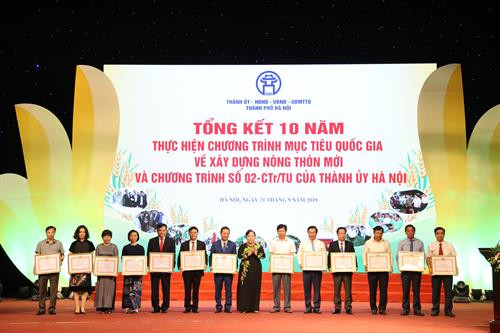 Thủ tướng Nguyễn Xuân Phúc: Tiếp tục xây dựng nông thôn Hà Nội xanh, đẹp, là một miền quê đáng sống ảnh 11