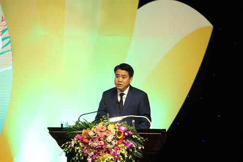 Chủ tịch Ủy ban Nhân dân thành phố Hà Nội Nguyễn Đức Chung trình bày Báo cáo tổng kết 10 năm thực hiện Chương trình mục tiêu quốc gia về xây dựng nông thôn mới và Chương trình số 02-CTr/TU của Thành ủy Hà Nội.