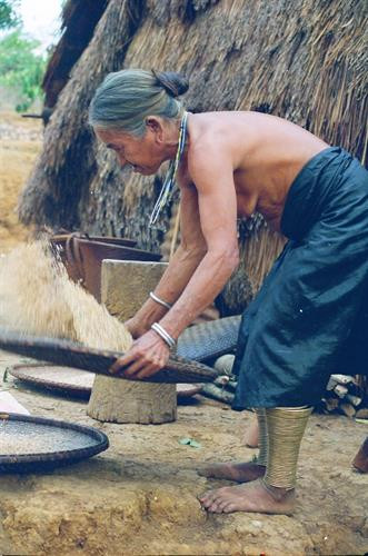 Vòng ống chân của cụ bà M’nông Vòng ống chân của cụ bà M’nông