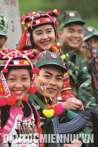 Với phương châm "bốn cùng" (cùng ăn, cùng ở, cùng làm, cùng nói tiếng dân tộc), chiến sĩ Đồn Biên phòng A Pa Chải đã góp công không nhỏ để làm nên một Sín Thầu có nếp sống văn hóa truyền thống tốt đẹp.