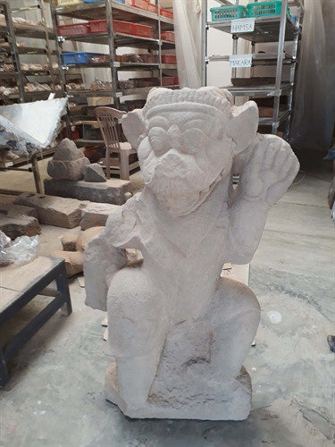 Trong quá trình khai quật tháp K, các chuyên gia phát hiện hai tượng đá, mình người đầu sư tử có giá trị.