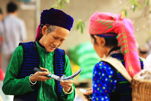 Chiều khách Thử áo Chọn lựa Giao lưu Góc chợ Lũng Pài Ngày chợ phiên Rực rỡ sắc màu Góc chợ Hàng hóa được bày bán tại chợ Vật dụng nhà nông Xem hàng Tan chợ