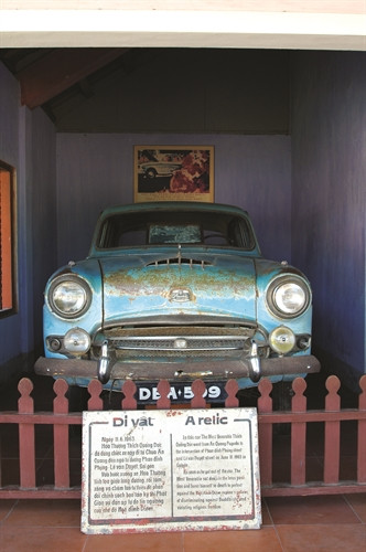 Chiếc xe từng chở Hòa Thượng Thích Quảng Đức vào Sài Gòn để tự thiêu nhằm phản đối sự tàn ác của đế quốc xâm lược và chế độ độc tài gia đình trị Ngô Đình Diệm, nay được bảo quản ở chùa Thiên Mụ