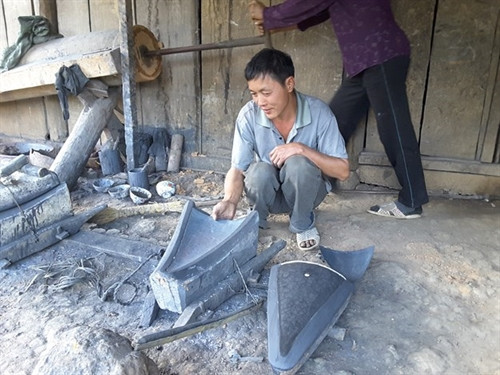 Những chiếc lưỡi cày của đồng bào Dao Cao Bằng nhỏ và có mũi hơi cong, khi cày dễ dàng “lách” qua những hốc đá, rạch ngô.