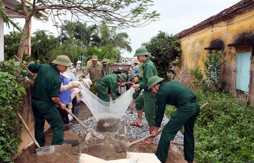 Bộ đội Biên phòng tỉnh Nam Định giúp nhân dân làm đường giao thông, xây dựng nông thôn mới. Bộ đội Biên phòng tỉnh Nam Định giúp nhân dân làm đường giao thông, xây dựng nông thôn mới.