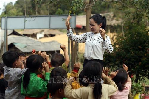 Cô Miên dạy cho các em nhỏ trường Mầm non số 2 Mường Mươn. Ảnh: Phan Tuấn Anh – TTXVN Cô Miên dạy cho các em nhỏ trường Mầm non số 2 Mường Mươn. Ảnh: Phan Tuấn Anh – TTXVN