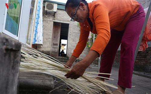 Làng chẻ lạt gói bánh chưng tất bật chuẩn bị hàng Tết và xuất khẩu ảnh 5 Làng chẻ lạt gói bánh chưng tất bật chuẩn bị hàng Tết và xuất khẩu ảnh 5