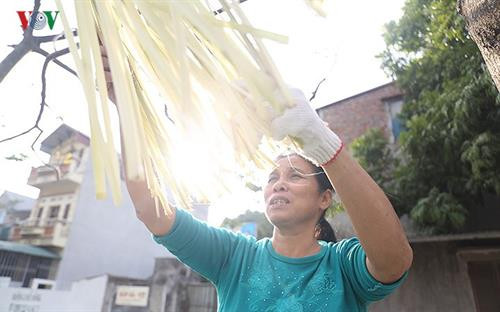 Làng chẻ lạt gói bánh chưng tất bật chuẩn bị hàng Tết và xuất khẩu ảnh 4 Làng chẻ lạt gói bánh chưng tất bật chuẩn bị hàng Tết và xuất khẩu ảnh 4