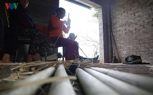 Làng chẻ lạt gói bánh chưng tất bật chuẩn bị hàng Tết và xuất khẩu ảnh 7 Làng chẻ lạt gói bánh chưng tất bật chuẩn bị hàng Tết và xuất khẩu ảnh 7