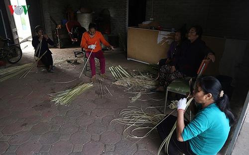 Làng chẻ lạt gói bánh chưng tất bật chuẩn bị hàng Tết và xuất khẩu ảnh 9 Làng chẻ lạt gói bánh chưng tất bật chuẩn bị hàng Tết và xuất khẩu ảnh 9