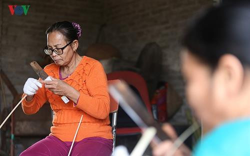 Làng chẻ lạt gói bánh chưng tất bật chuẩn bị hàng Tết và xuất khẩu ảnh 10 Làng chẻ lạt gói bánh chưng tất bật chuẩn bị hàng Tết và xuất khẩu ảnh 10