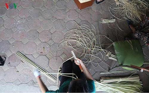 Làng chẻ lạt gói bánh chưng tất bật chuẩn bị hàng Tết và xuất khẩu ảnh 6 Làng chẻ lạt gói bánh chưng tất bật chuẩn bị hàng Tết và xuất khẩu ảnh 6