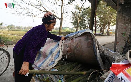Làng chẻ lạt gói bánh chưng tất bật chuẩn bị hàng Tết và xuất khẩu ảnh 13 Làng chẻ lạt gói bánh chưng tất bật chuẩn bị hàng Tết và xuất khẩu ảnh 13