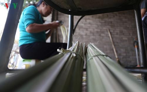 Làng chẻ lạt gói bánh chưng tất bật chuẩn bị hàng Tết và xuất khẩu ảnh 8 Làng chẻ lạt gói bánh chưng tất bật chuẩn bị hàng Tết và xuất khẩu ảnh 8