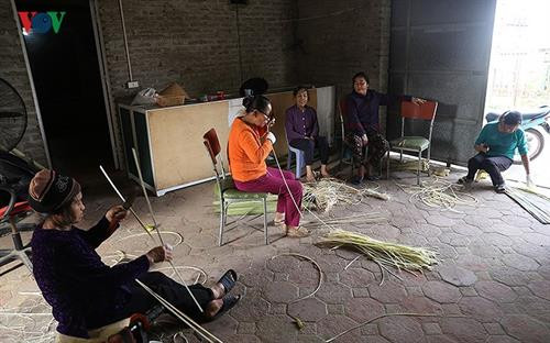 Làng chẻ lạt gói bánh chưng tất bật chuẩn bị hàng Tết và xuất khẩu ảnh 1 Làng chẻ lạt gói bánh chưng tất bật chuẩn bị hàng Tết và xuất khẩu ảnh 1