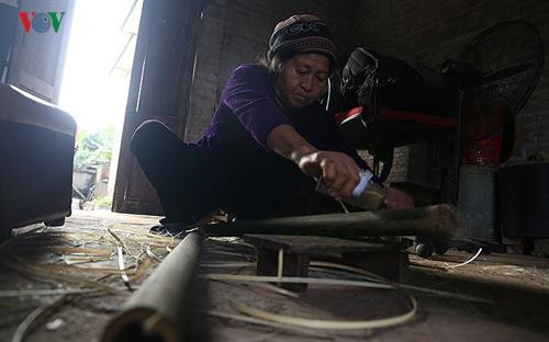 Làng chẻ lạt gói bánh chưng tất bật chuẩn bị hàng Tết và xuất khẩu ảnh 3 Làng chẻ lạt gói bánh chưng tất bật chuẩn bị hàng Tết và xuất khẩu ảnh 3